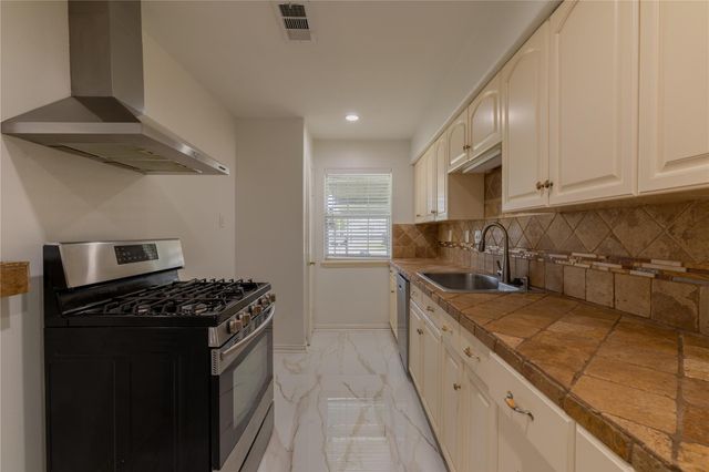 11810 Fieldcrest Drive, La Porte, TX 77571