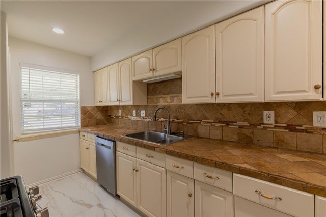 11810 Fieldcrest Drive, La Porte, TX 77571