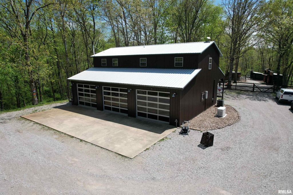 Image 1 of property listing at 4636 Kinoka Road, Alma, IL 62807