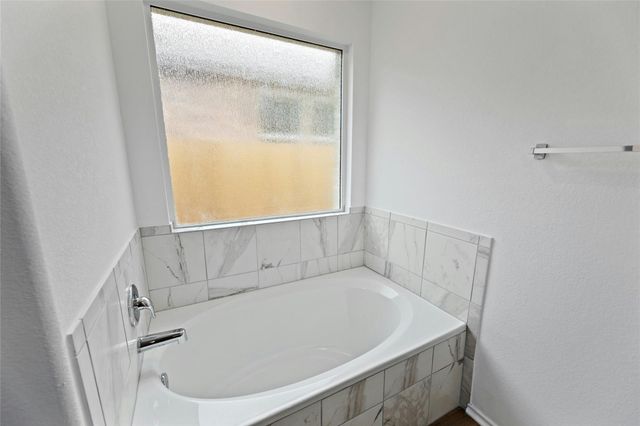 443 Sebring CIR, Hutto, TX 78634