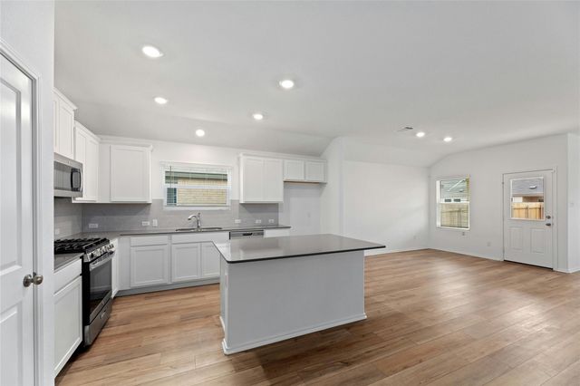 443 Sebring CIR, Hutto, TX 78634