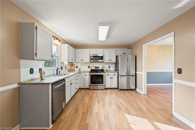 1605 Moravian Heights Court, Clemmons, NC 27012