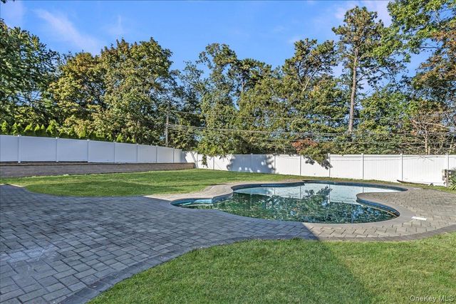 75 Wesleyan Road, Smithtown, NY 11787
