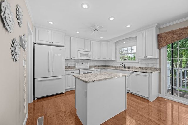 3215 E Locust Street 15, Davenport, IA 52803