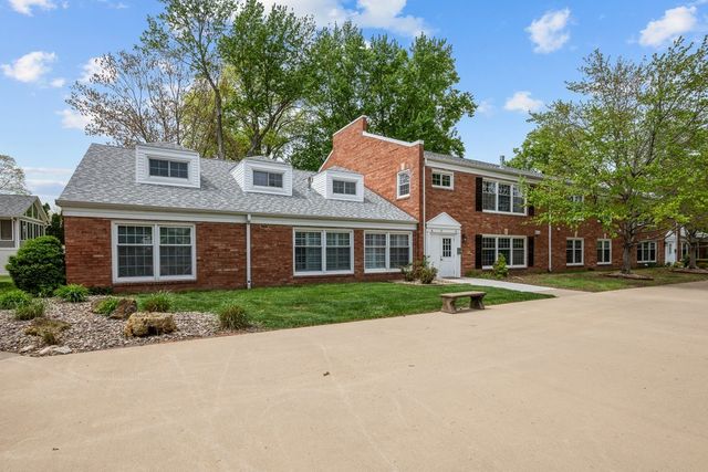 3215 E Locust Street 15, Davenport, IA 52803