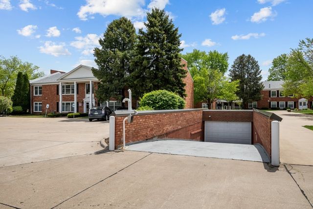 3215 E Locust Street 15, Davenport, IA 52803
