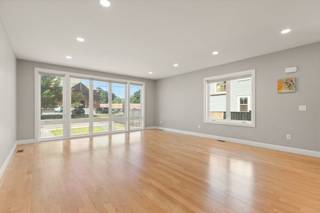 91 Crafts St 91, Newton, MA 02458