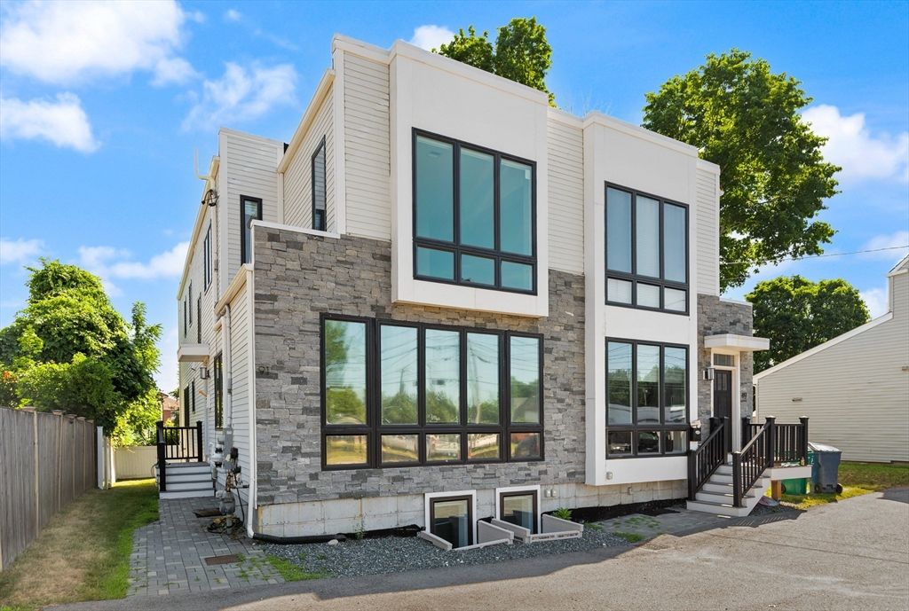 91 Crafts St 91, Newton, MA 02458