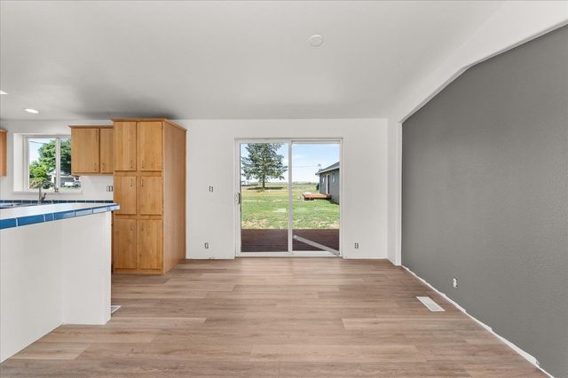 255 SW Railroad St, Creston, WA 99117