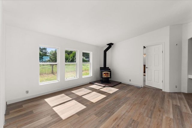 255 SW Railroad St, Creston, WA 99117