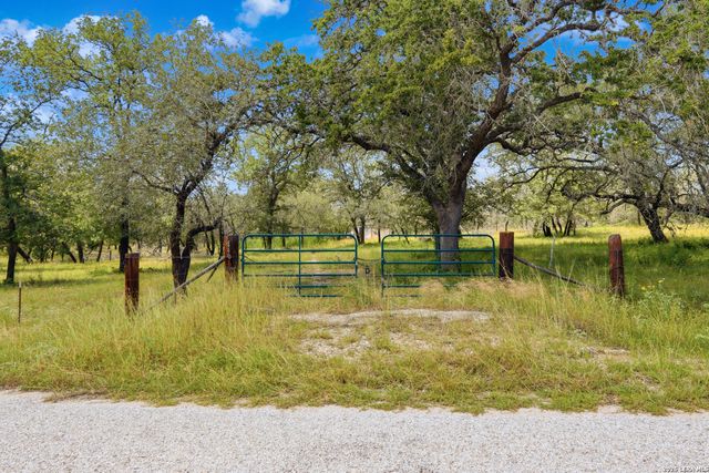 1440 Clear Lake Loop, Poteet, TX 78065