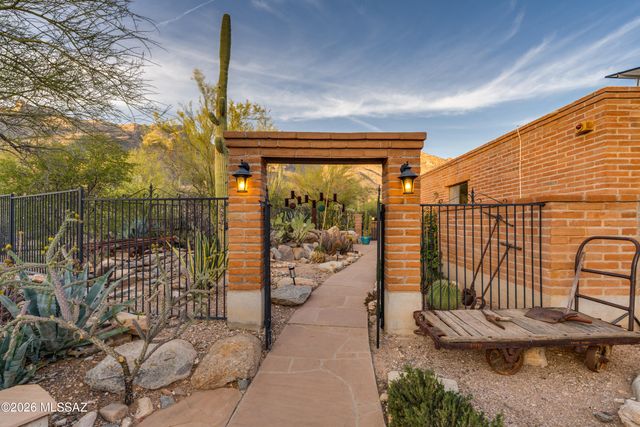 7146 N Finger Rock Place, Tucson, AZ 85718