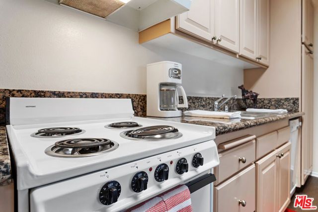 947 W 30th Street, Los Angeles, CA 90007