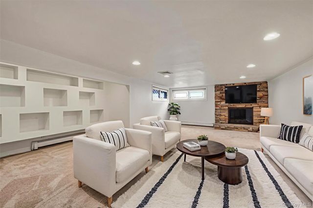 16 Middle Lane, Jericho, NY 11753