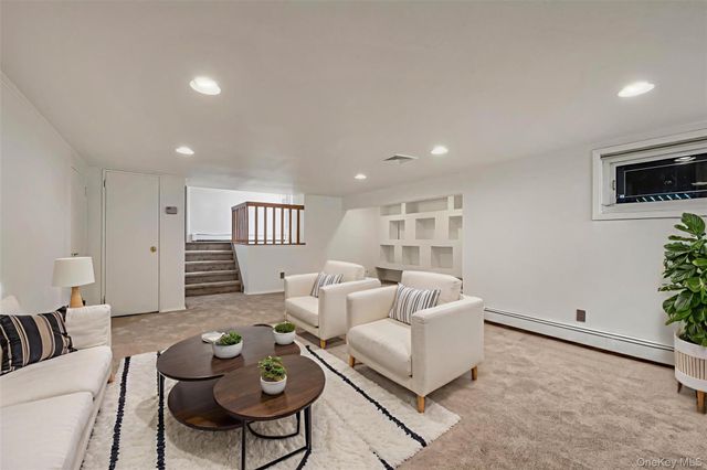 16 Middle Lane, Jericho, NY 11753