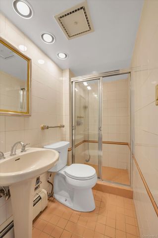 16 Middle Lane, Jericho, NY 11753