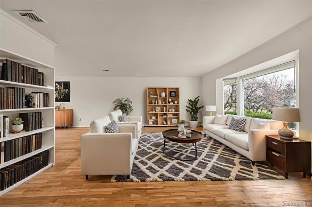 16 Middle Lane, Jericho, NY 11753