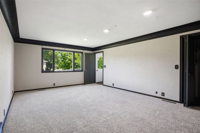 400 E Southview Road, Fairfax, IA 52228