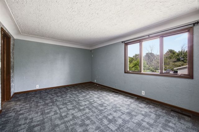 400 E Southview Road, Fairfax, IA 52228