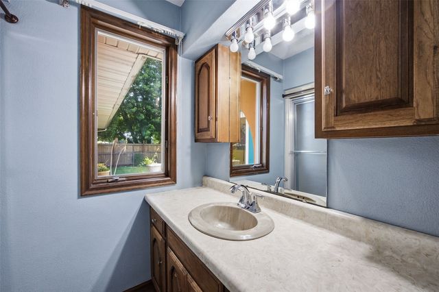 400 E Southview Road, Fairfax, IA 52228