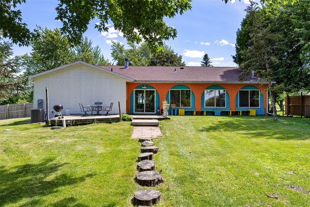 400 E Southview Road, Fairfax, IA 52228
