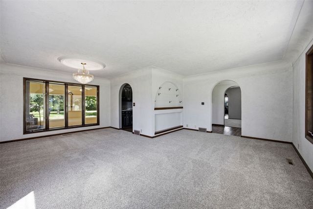 400 E Southview Road, Fairfax, IA 52228