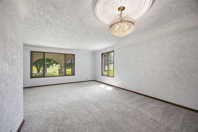 400 E Southview Road, Fairfax, IA 52228