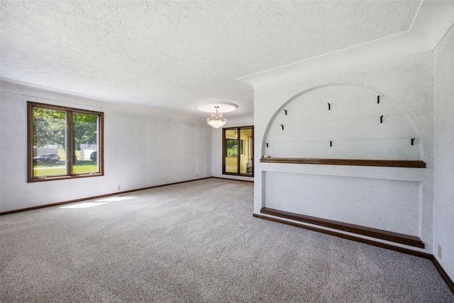400 E Southview Road, Fairfax, IA 52228