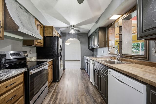 400 E Southview Road, Fairfax, IA 52228
