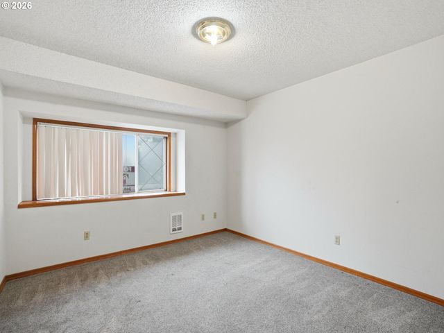 1308 Ne HOGAN Dr, Gresham, OR 97030