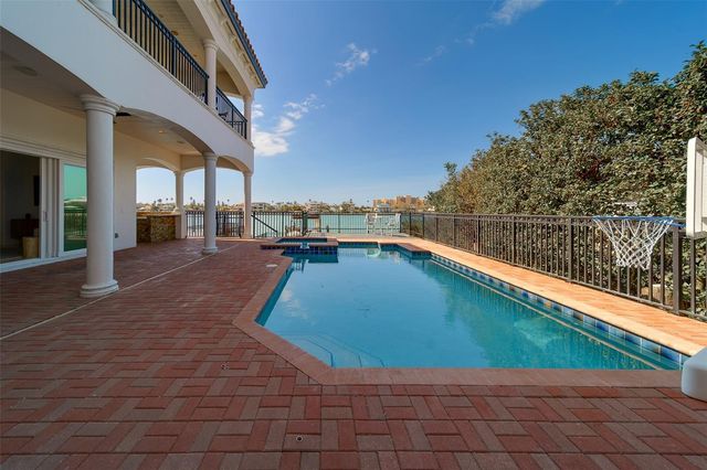 824 ISLAND WAY, Clearwater Beach, FL 33767