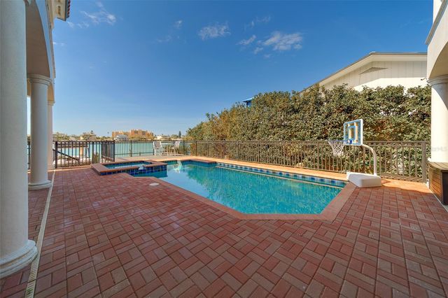 824 ISLAND WAY, Clearwater Beach, FL 33767