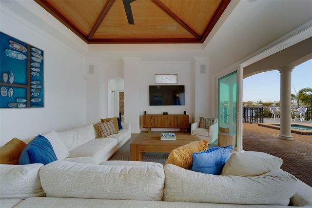 824 ISLAND WAY, Clearwater Beach, FL 33767