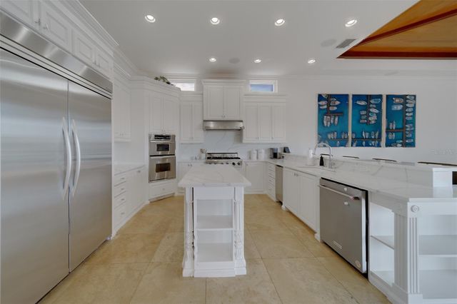 824 ISLAND WAY, Clearwater Beach, FL 33767