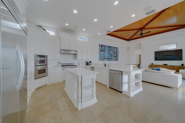 824 ISLAND WAY, Clearwater Beach, FL 33767