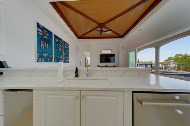 824 ISLAND WAY, Clearwater Beach, FL 33767