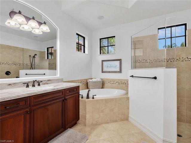 7660 Cottesmore DR, Naples, FL 34113