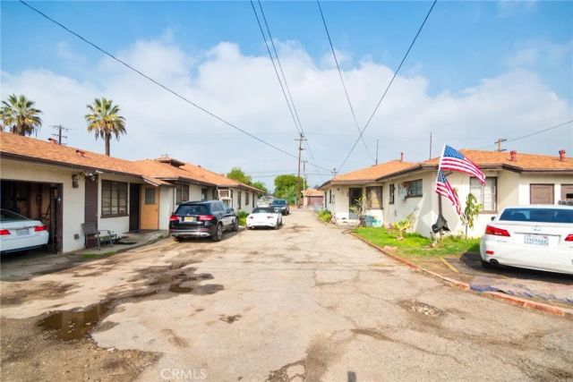 886 E Kingsley Avenue, Pomona, CA 91767