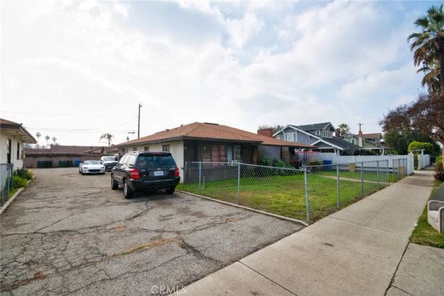 886 E Kingsley Avenue, Pomona, CA 91767