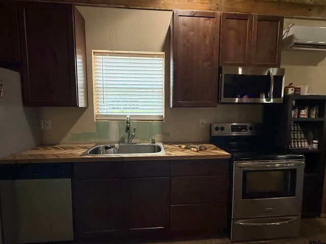 525 N Hill Rd, Tyler, TX 75706