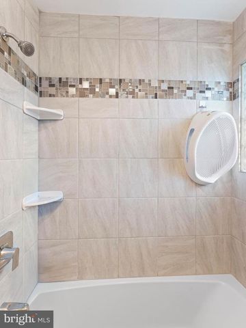 20 E LANDING RD, Blackwood, NJ 08012