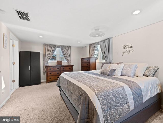 20 E LANDING RD, Blackwood, NJ 08012