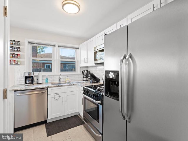 20 E LANDING RD, Blackwood, NJ 08012