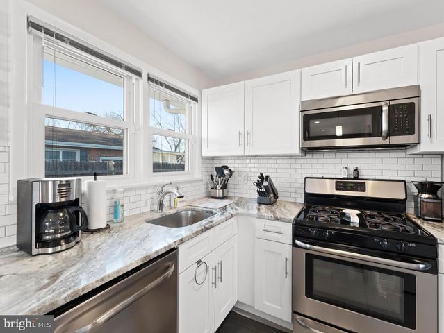 20 E LANDING RD, Blackwood, NJ 08012