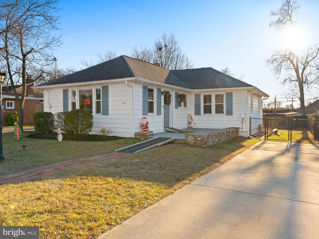 20 E LANDING RD, Blackwood, NJ 08012