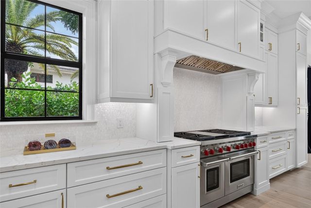 656 TROPICAL CIRCLE, Sarasota, FL 34242