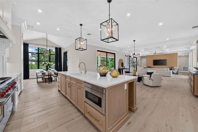 656 TROPICAL CIRCLE, Sarasota, FL 34242