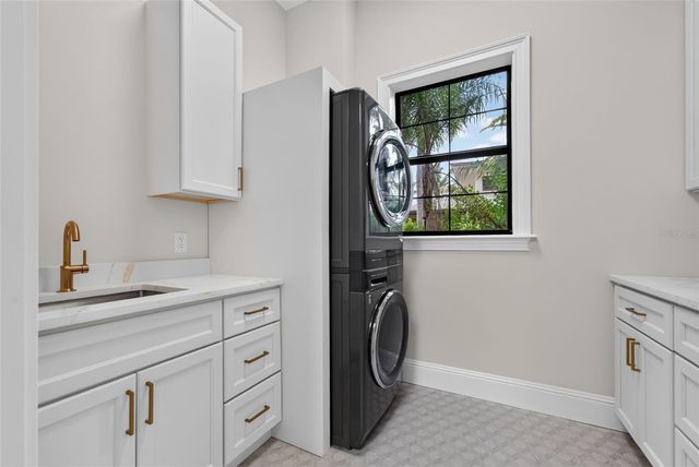656 TROPICAL CIRCLE, Sarasota, FL 34242