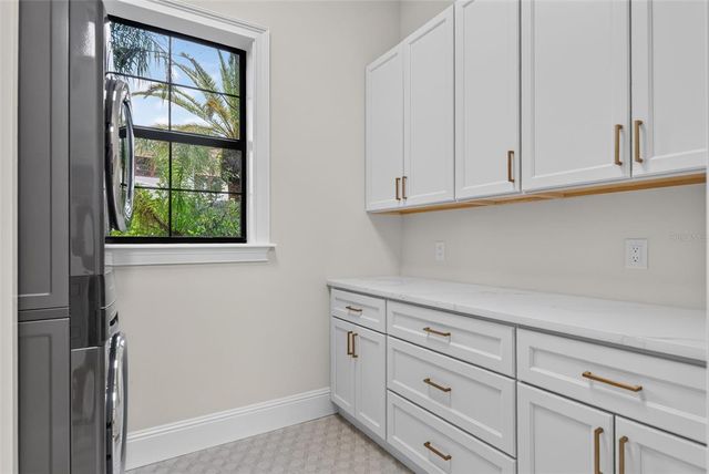 656 TROPICAL CIRCLE, Sarasota, FL 34242