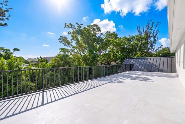 656 TROPICAL CIRCLE, Sarasota, FL 34242